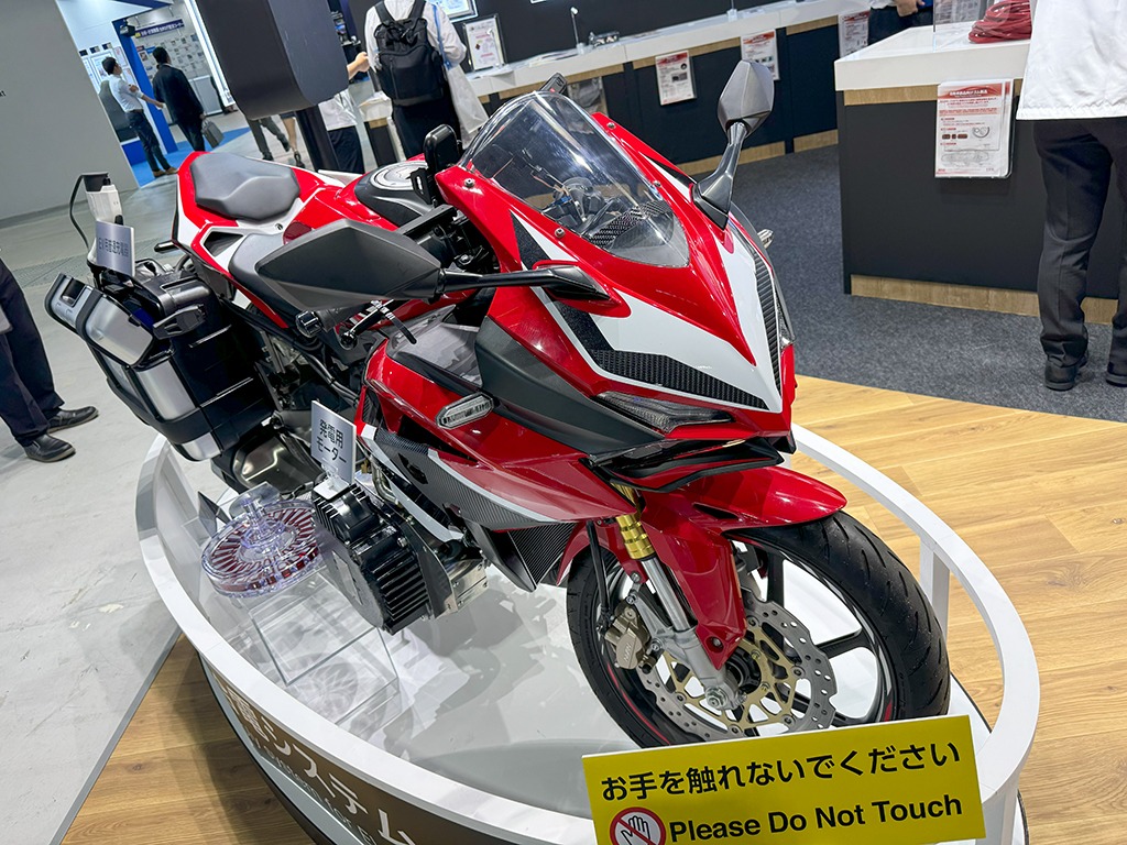20240728_Motorcycle-that-supplies-electricity_給電バイク_ev_充電_cbr250rr_tpr