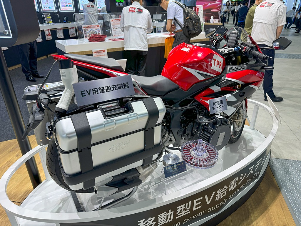 20240728_Motorcycle-that-supplies-electricity_給電バイク_ev_充電_cbr250rr_tpr_01