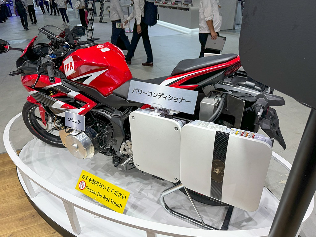 20240728_Motorcycle-that-supplies-electricity_給電バイク_ev_充電_cbr250rr_tpr_02