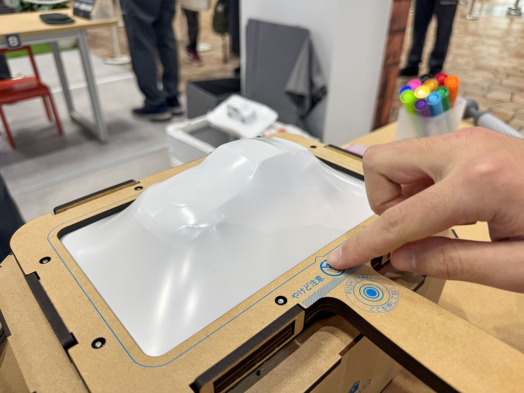20251112_Out of Kidzania_日産_ラクラ_プレス成型_真空引き_ジャパンモビリティショー_5