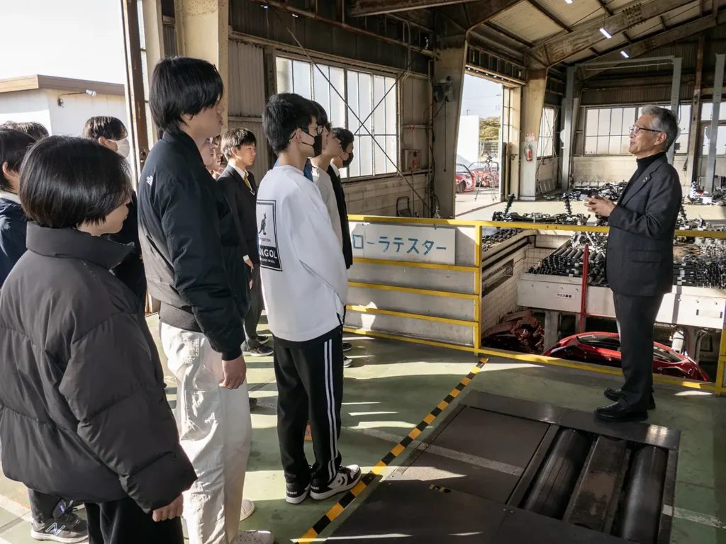 自動車整備専門学校「mastec kobe」でのロードスター ティアダウン会場。山本校長の解説中
