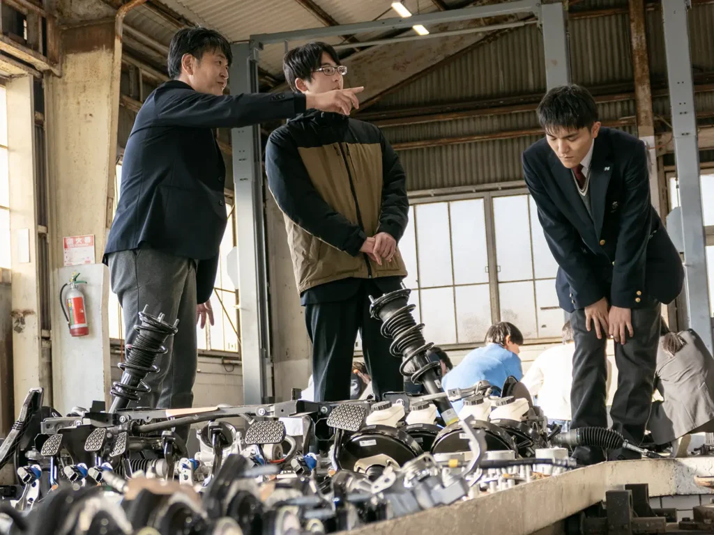 自動車整備専門学校「mastec kobe」でのロードスター ティアダウン会場。教師の方が生徒に様々なお話をされていた。