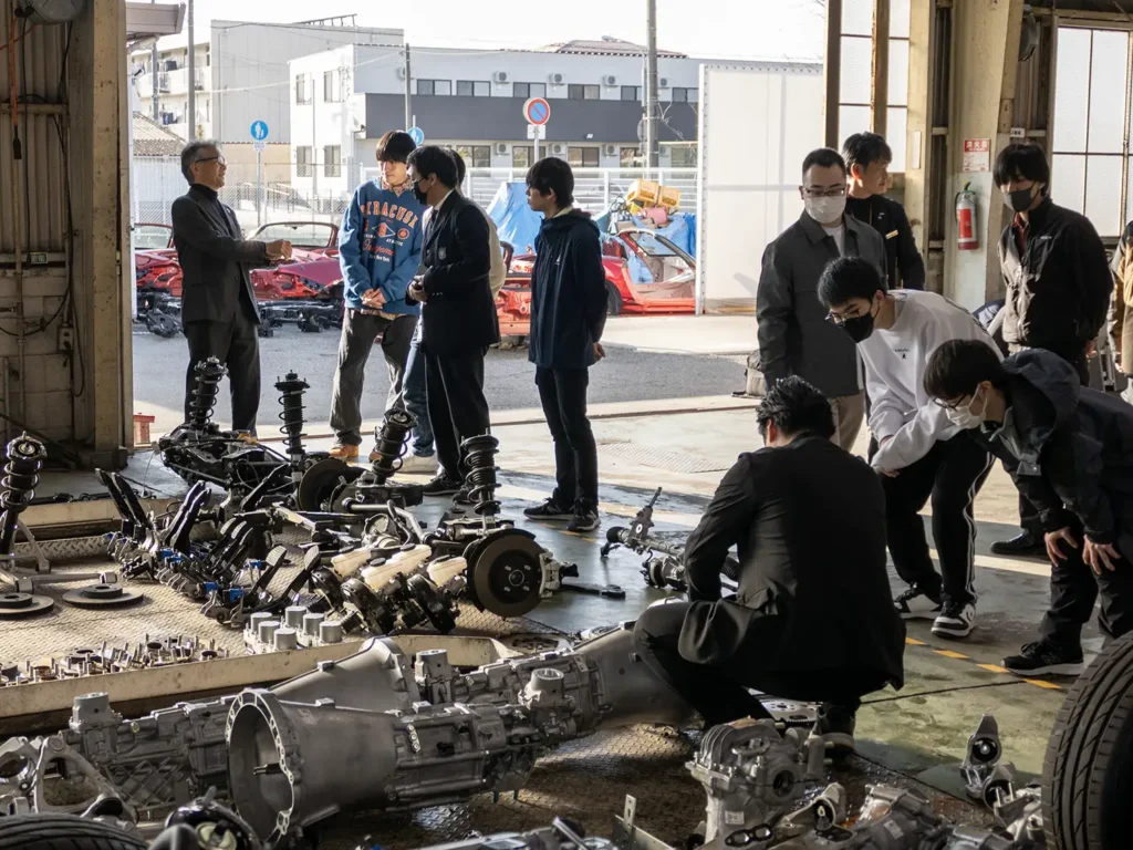 自動車整備専門学校「mastec kobe」でのロードスター ティアダウン会場。あちこちで熱心な会話が聞かれた。