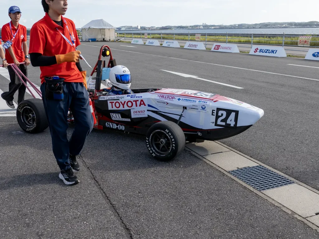 学生フォーミュラ 京都工芸繊維大学 の 出走準備