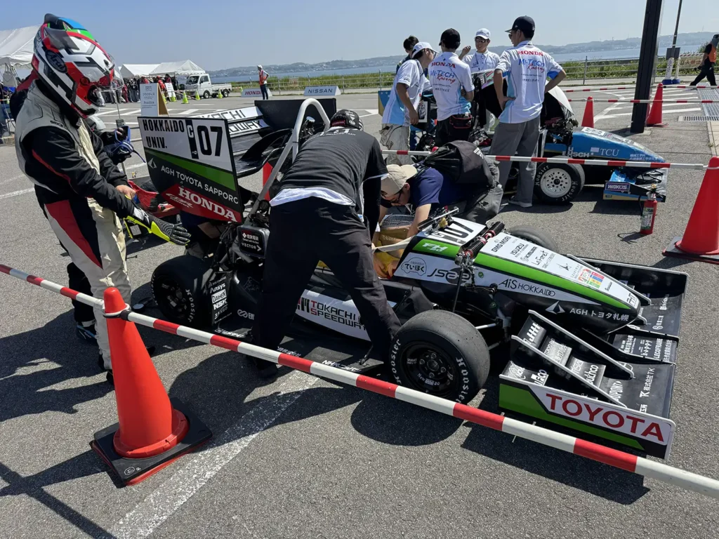 学生フォーミュラ 北海道大学チームの出走準備中