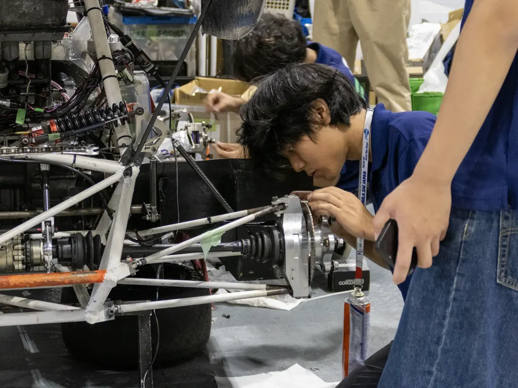 学生フォーミュラ 北海道大学チームにてブレーキ整備中